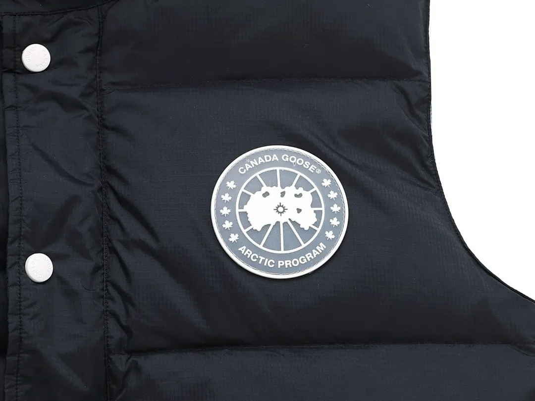P480 Black] Canadagoose/Canada Goose White Label Glacier Down Vest Canada Goose's new "Northern Lights Series" down vest Canada Goose's new "Northern Lights" Northern Lights White Label Down Vest is on sale! The light and layered colors give people the feeling of being trapped in the mist around icebergs and glaciers. It can be said to be very dreamy! Original YKK zipper, Size:XS-XXL
